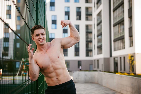 Schöner Sexy Männlicher Bodybuilder Athlet Mit Nacktem Oberkörper Posiert Mit — Stockfoto