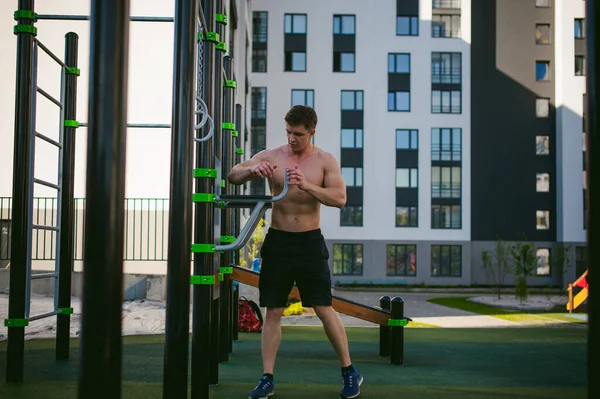 Bonito Homem Atleta Fisiculturista Sexy Masculino Fazendo Crossfit Treino Instalações — Fotografia de Stock