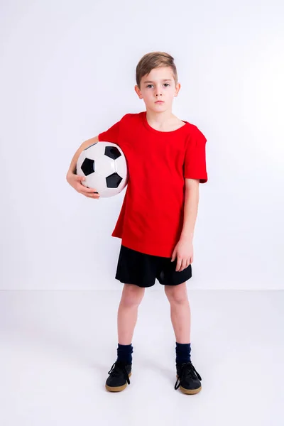 Menino Camisa Vermelha Com Bola Futebol Frente Fundo Branco — Fotografia de Stock