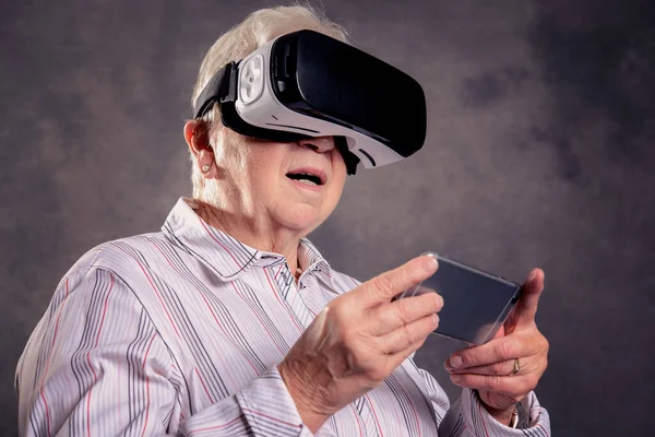 Gris Peludo Anciana Usando Gafas Realidad Virtual Buscando Sorprendido — Foto de Stock