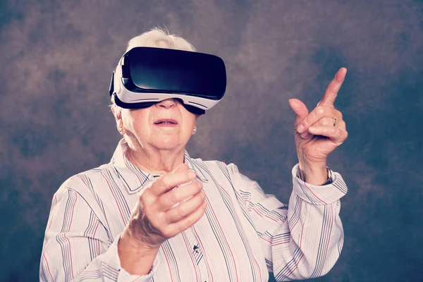Gris Peludo Anciana Usando Gafas Realidad Virtual Buscando Sorprendido — Foto de Stock