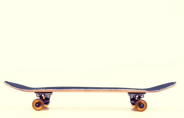 Skateboard Μπροστά Από Φωτεινό Φόντο Οριζόντια — Φωτογραφία Αρχείου