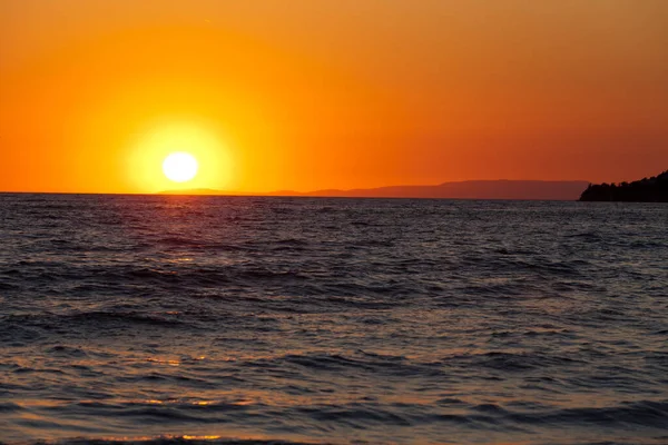 Ηλιοβασίλεμα Πάνω Από Νερό Της Θάλασσας — Φωτογραφία Αρχείου