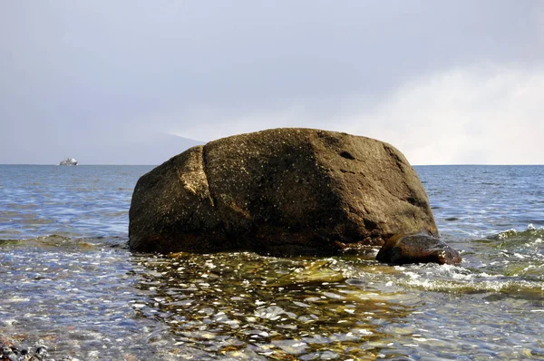 Piedra Solitaria Agua Con Estado Ánimo Tormentoso Con Barco Horizonte —  Fotos de Stock