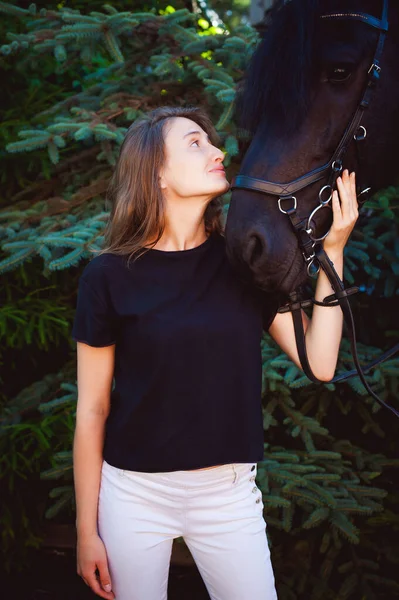 Retrato Emocional Uma Fêmea Apaixonada Por Cavalos Garanhão Preto Friesian — Fotografia de Stock