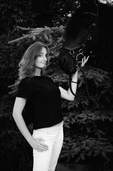 Retrato Emocional Uma Fêmea Apaixonada Por Cavalos Garanhão Preto Friesian — Fotografia de Stock