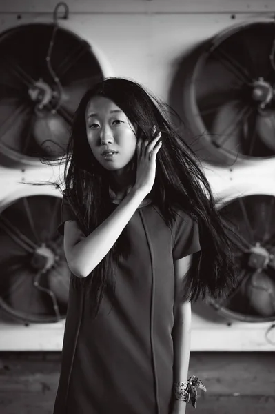 Joven Hermosa Mujer Asiática Fondo Los Ventiladores Del Sistema Aire — Foto de Stock