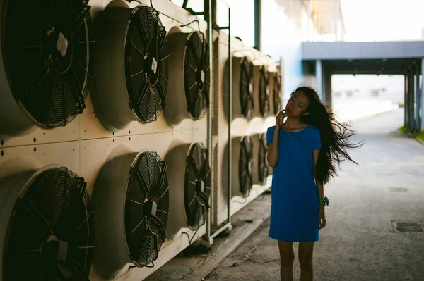 Joven Hermosa Mujer Asiática Fondo Los Ventiladores Del Sistema Aire — Foto de Stock