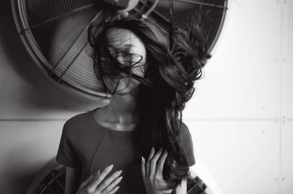 Jeune Belle Femme Asiatique Sur Fond Ventilateurs Système Climatisation Industrielle — Photo