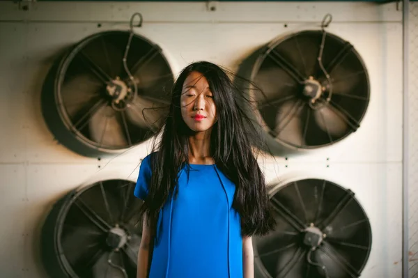 Joven Hermosa Mujer Asiática Fondo Los Ventiladores Del Sistema Aire — Foto de Stock