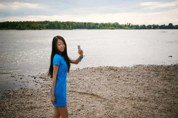 Joven Mujer Asiática Atractiva Vestida Con Vestido Azul Con Pelo — Foto de Stock