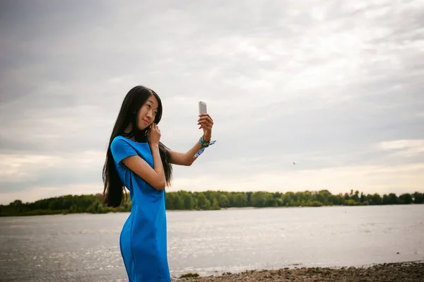 Joven Mujer Asiática Atractiva Vestida Con Vestido Azul Con Pelo — Foto de Stock