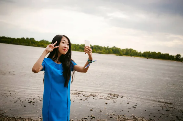 Jovem Atraente Mulher Asiática Vestida Com Vestido Azul Com Cabelos — Fotografia de Stock