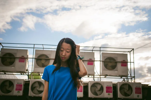 Joven Hermosa Mujer Asiática Sobre Fondo Ventiladores Sistema Aire Acondicionado — Foto de Stock