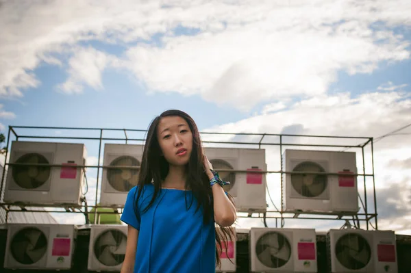 Joven Hermosa Mujer Asiática Sobre Fondo Ventiladores Sistema Aire Acondicionado — Foto de Stock