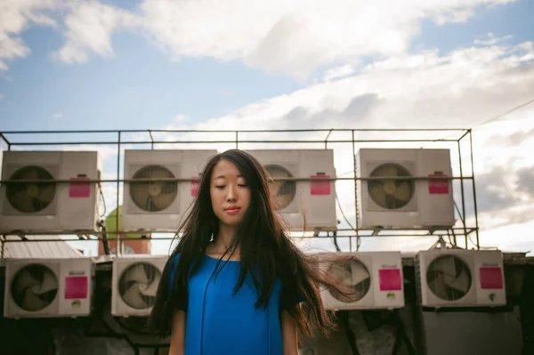 Joven Hermosa Mujer Asiática Sobre Fondo Ventiladores Sistema Aire Acondicionado — Foto de Stock