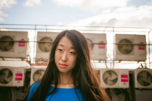Joven Hermosa Mujer Asiática Sobre Fondo Ventiladores Sistema Aire Acondicionado — Foto de Stock