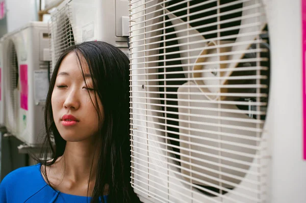 Joven Hermosa Mujer Asiática Sobre Fondo Ventiladores Sistema Aire Acondicionado — Foto de Stock