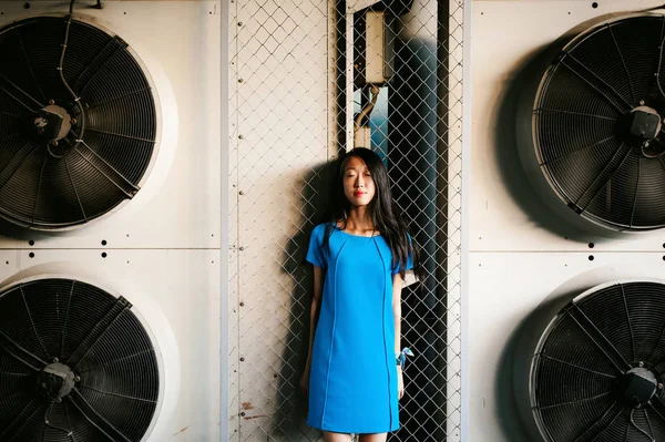 Joven Hermosa Mujer Asiática Sobre Fondo Ventiladores Sistema Aire Acondicionado — Foto de Stock