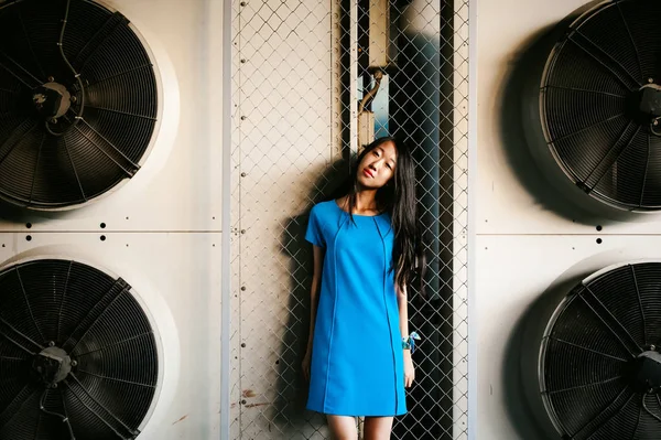 Joven Hermosa Mujer Asiática Sobre Fondo Ventiladores Sistema Aire Acondicionado — Foto de Stock