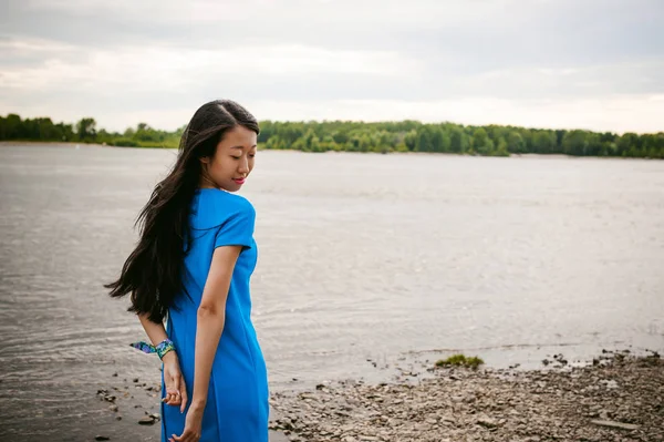 Joven Mujer Asiática Atractiva Vestida Con Vestido Azul Con Pelo — Foto de Stock