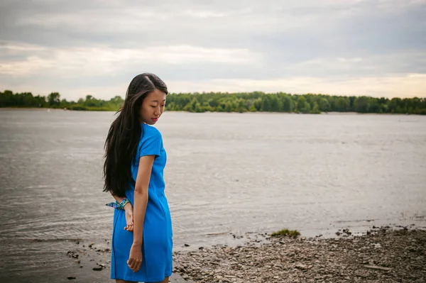 Joven Mujer Asiática Atractiva Vestida Con Vestido Azul Con Pelo — Foto de Stock