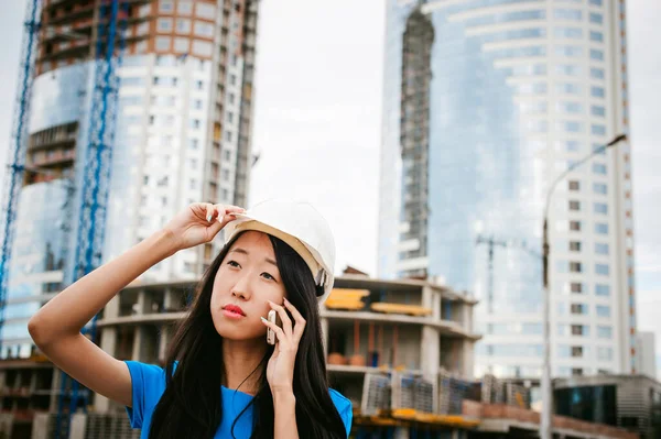 Mujer Asiática Vestido Azul Casco Protector Blanco Ingeniero Supervisa Inspección — Foto de Stock