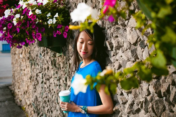 Linda Mujer Joven Asiática Café Verano Aire Libre Chica Vestido — Foto de Stock