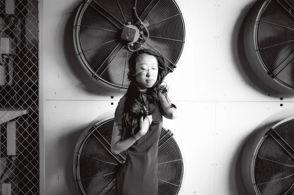 Jonge Mooie Aziatische Vrouw Achtergrond Van Industriële Airconditioning Systeem Fans — Stockfoto