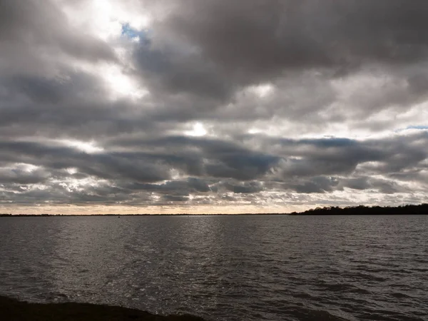 Launischer Himmel Bewölkt Herbst Winter Bucht Wasser Meer Bäume — Stockfoto