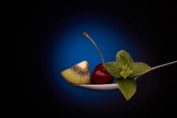 Reife Süßkirsche Und Ein Stück Kiwi Mit Minzzweig Auf Einem — Stockfoto