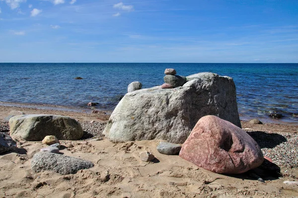 バルト海の海岸にある岩は — ストック写真