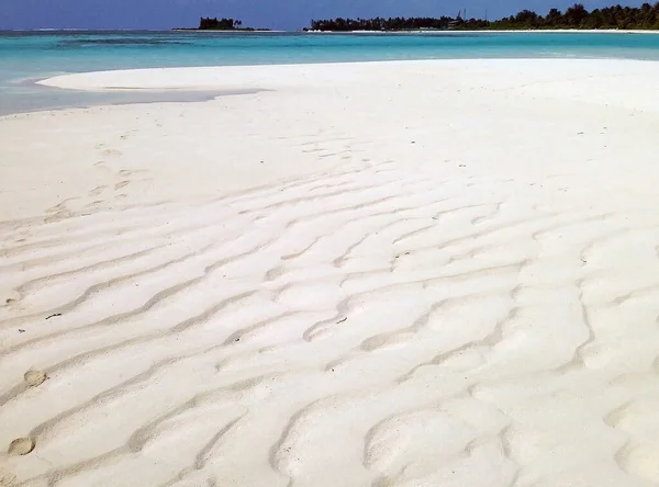 蓝色泻湖和热带海滩在马尔代夫 — 图库照片
