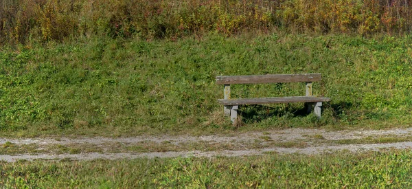 Ławka Zbiorniku Przeciwpowodziowym Dla Rzeki Leitha Koło Katzelsdorf Dolnej Austrii — Zdjęcie stockowe