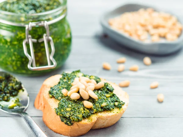 Vista Cerca Del Pan Baguette Con Salsa Pesto Albahaca Fresca —  Fotos de Stock