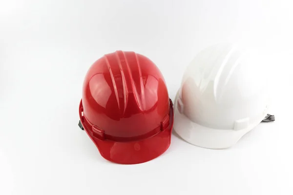 隔离在白色背景下的红色和白色工程师塑料头盔 — 图库照片