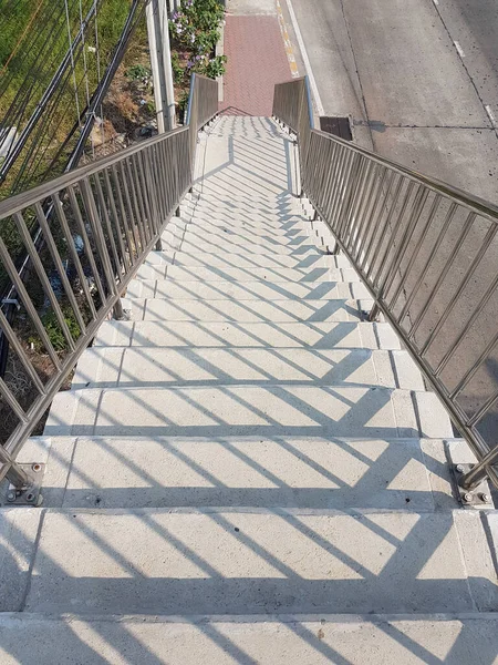 Pohled Vrcholu Mostu Přes Lávku Provedeným Stínem Slunce — Stock fotografie