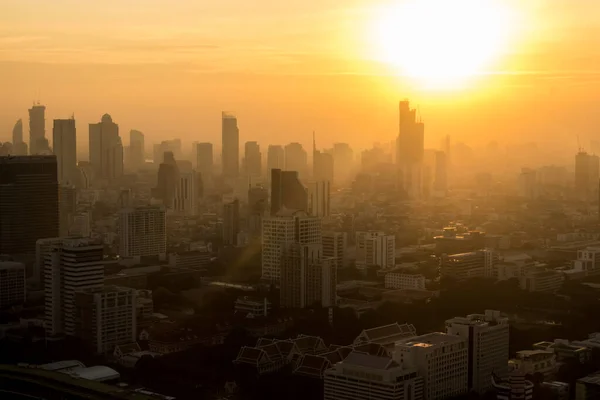 Landschaft Stadtansicht Mit Sonnenscheinendem Hintergrund Sonnenscheinbalken Über Der Stadtansicht — Stockfoto