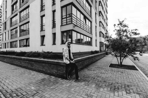 Young Man Beard Light Checkered Jacket Hood Walking Freely City — Stock Photo, Image