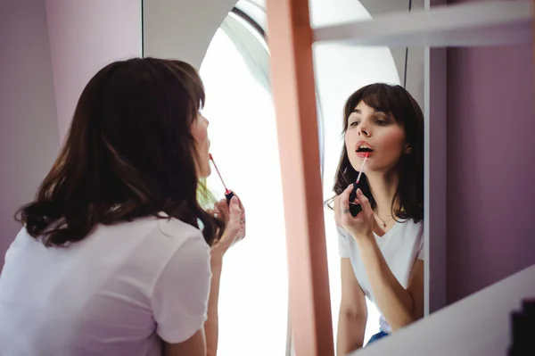 Retrato Una Mujer Hermosa Tiñe Los Labios Lápiz Labial Color — Foto de Stock