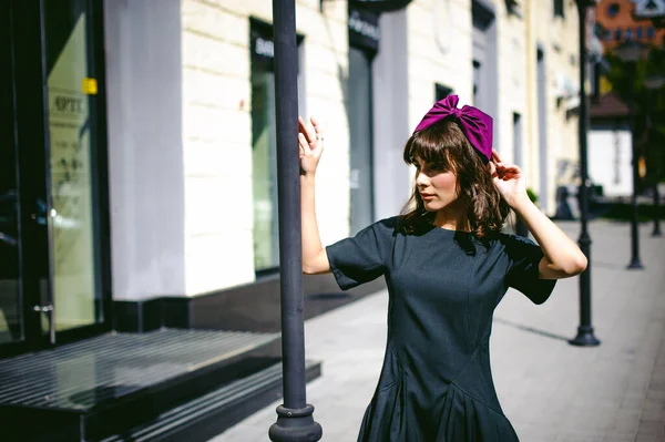 Belle Femme Dans Une Robe Sombre Élégante Promène Long Rue — Photo