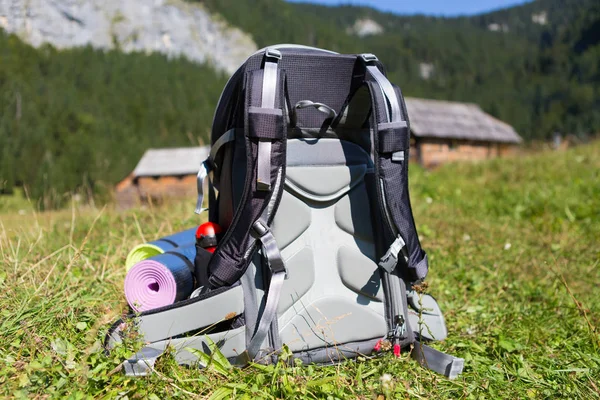 Rucksack Und Yogamatten Auf Der Bergwiese Mit Traditionellen Hölzernen Schäferhütten — Stockfoto