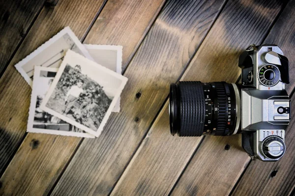 Κάτοψη Vintage Φωτογραφιών Και 35Mm Φωτογραφικής Μηχανής Ρουστίκ Ξύλινο Τραπέζι — Φωτογραφία Αρχείου