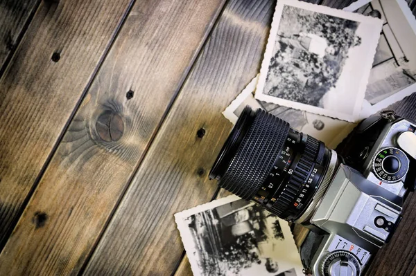 Vista Superior Fotografías Vintage Cámara Película Sobre Una Mesa Madera — Foto de Stock