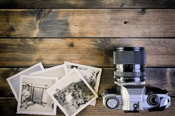 Vista Superior Fotografías Vintage Cámara Película Sobre Una Mesa Madera — Foto de Stock