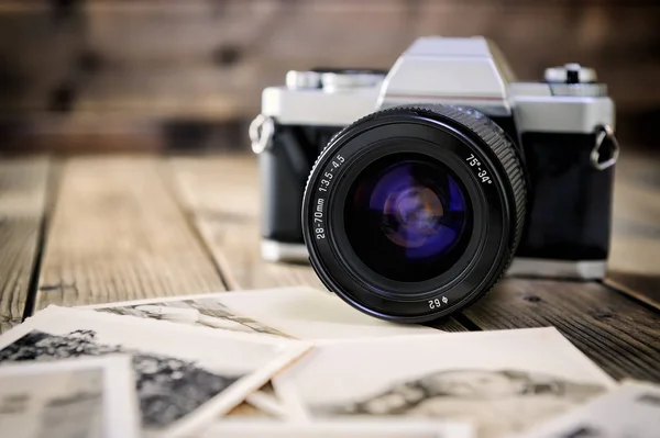 Primer Plano Impresiones Fotográficas Vintage Cámara Película Sobre Una Mesa — Foto de Stock