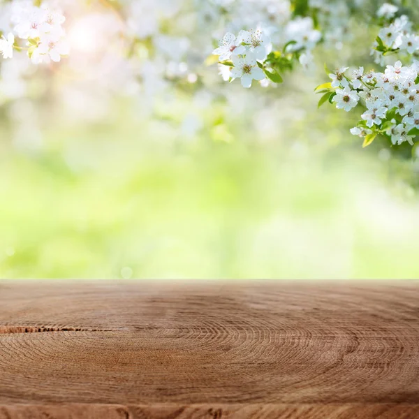园中的白花 园中有一张木桌子 用来装饰东方 — 图库照片