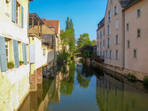 Rzeka Leure Drzewami Domami Starym Mieście Chartres Francji — Zdjęcie stockowe