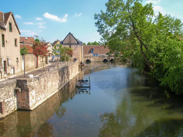 Fransa Nın Eski Chartres Kasabasında Ağaçları Evleri Olan Leure Nehri — Stok fotoğraf