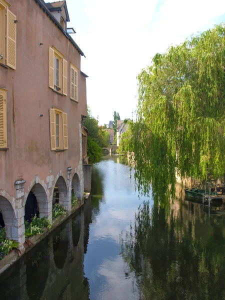 Fransa Nın Eski Chartres Kasabasında Ağaçları Evleri Olan Leure Nehri — Stok fotoğraf